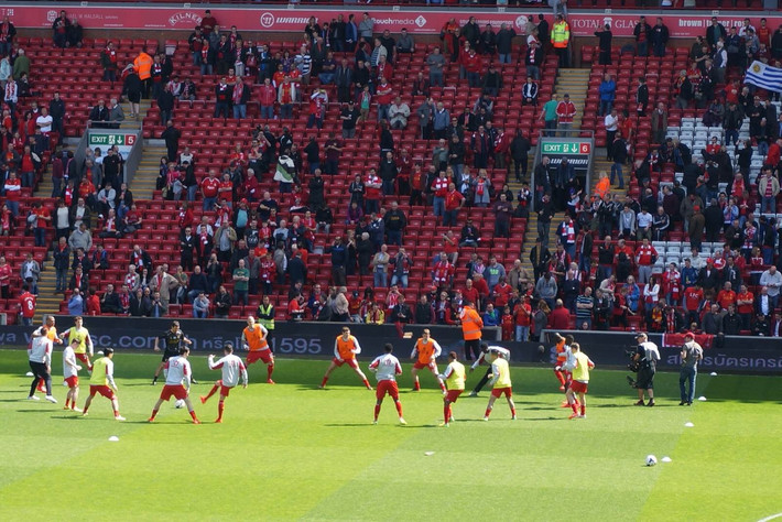 罗马因进攻乏力计划引中锋以提升欧冠竞争力。（进攻乏力，罗马拟引中锋增强欧冠竞争力）