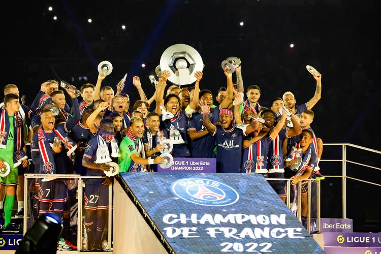 欧冠联赛战术分析：曼联攻防策略（欧冠战术解读：曼联攻守之道）