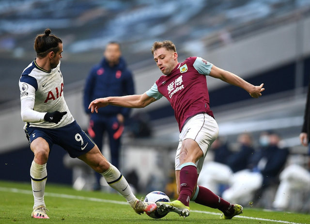 韦世豪：比赛尾声的点球太牵强，染红发为了在假期换个心情（韦世豪：最后时刻点球判罚过于勉强，染红发只为假期换换心情）