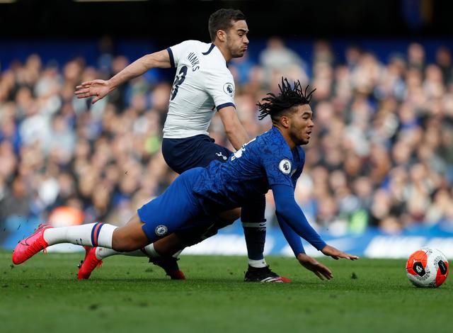 中足联颁奖：辽宁铁人外援姆本扎当选中甲赛季最佳球员（中足联年度颁奖：辽宁铁人外援姆本扎荣膺中甲赛季最佳球员）