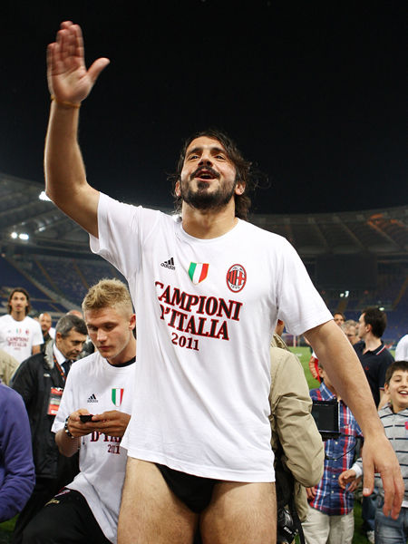 世界杯预热海报里没有C罗遭质疑，FIFA删除原海报改“怀旧”（C罗缺席世界杯预热海报引质疑，FIFA删原海报改发“怀旧版”）