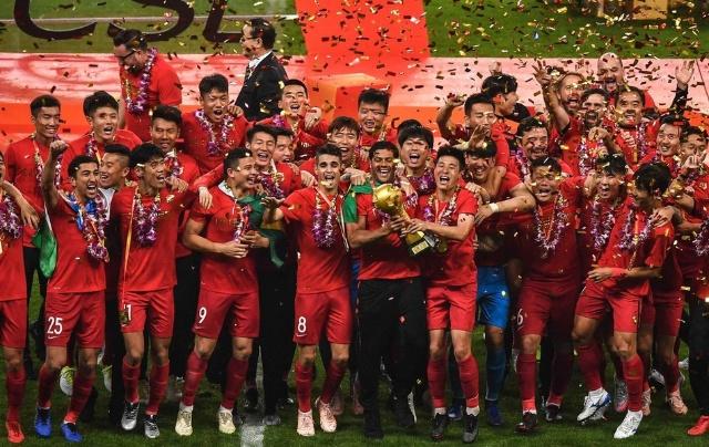 贝林厄姆社媒晒照庆女友生日，二人恋情公开将满一年（贝林厄姆社媒晒照为女友庆生，公开恋情将满一周年）