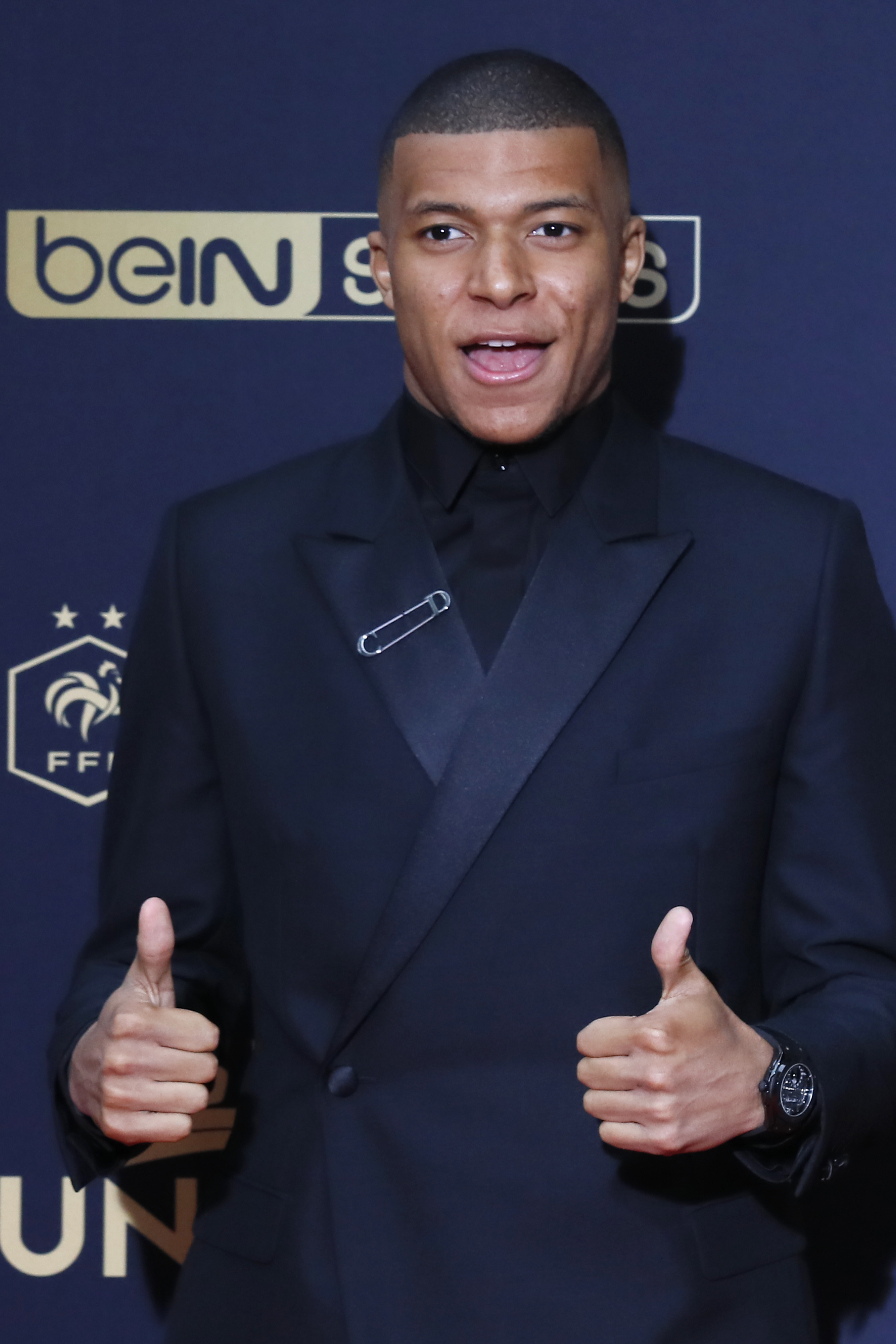 中锋低位背打技巧解析（中锋低位单打要领详解）